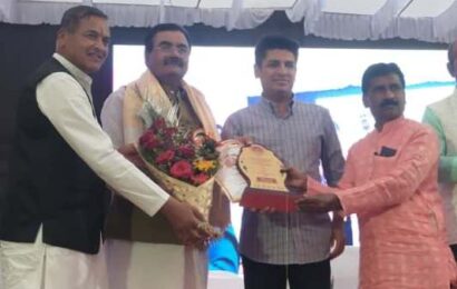 लोकनेते बाळासाहेब थोरात यांनी कायम संत व कलावंतांचा सन्मान केला – बाबासाहेब सौदागर