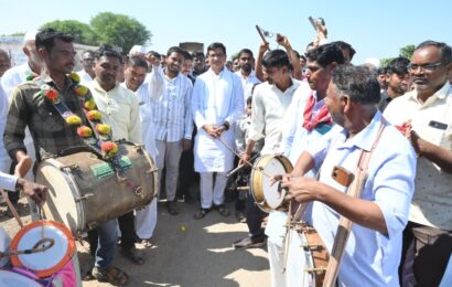 शेतकऱ्यांची सरसकट कर्जमाफी करावी – बाळासाहेब थोरात शेतकऱ्यांची सरसकट कर्जमाफी करावी – बाळासाहेब थोरात
