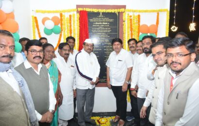 चिंता करू नका, नाशिक-पुणे रेल्वे देवठाण मार्गेच नेण्यासाठी पालकमंत्री म्हणून तुम्हाला शब्द देतो – पालकमंत्री राधाकृष्ण विखे चिंता करू नका, नाशिक-पुणे रेल्वे देवठाण मार्गेच नेण्यासाठी पालकमंत्री म्हणून तुम्हाला शब्द देतो – पालकमंत्री राधाकृष्ण विखे