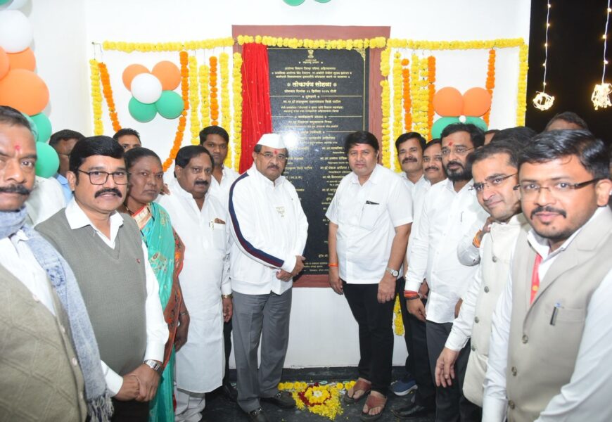 चिंता करू नका, नाशिक-पुणे रेल्वे देवठाण मार्गेच नेण्यासाठी पालकमंत्री म्हणून तुम्हाला शब्द देतो – पालकमंत्री राधाकृष्ण विखे