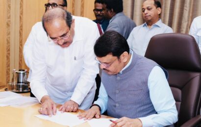 नाशिक-पुणे रेल्वेप्रकरणी मंत्री राधाकृष्ण विखे पाटलांनी घेतली मुख्यमंत्री देवेंद्र फडणवीस यांची भेट ! नाशिक-पुणे रेल्वेप्रकरणी मंत्री राधाकृष्ण विखे पाटलांनी घेतली मुख्यमंत्री देवेंद्र फडणवीस यांची भेट !