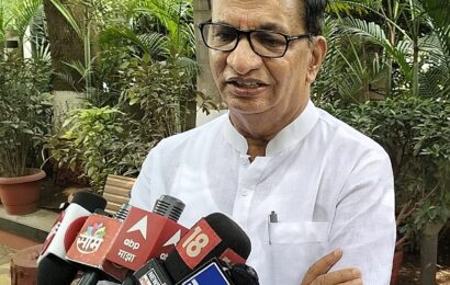 नाशिक – पुणे रेल्वे प्रस्तावित संगमनेर मार्गेच झाली पाहिजे – माजीमंत्री बाळासाहेब थोरात नाशिक – पुणे रेल्वे प्रस्तावित संगमनेर मार्गेच झाली पाहिजे – माजीमंत्री बाळासाहेब थोरात