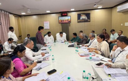 महिला व बाल रुग्णालय, उपजिल्हा रुग्णालय बांधकाम,आणि कामगार रुग्णालय उभारणीला गती द्या, आरोग्यमंत्री प्रकाश आबीटकर यांची नागपुरात अधिकाऱ्यांना बैठकीमध्ये दिल्या सूचना महिला व बाल रुग्णालय, उपजिल्हा रुग्णालय बांधकाम,आणि कामगार रुग्णालय उभारणीला गती द्या, आरोग्यमंत्री प्रकाश आबीटकर यांची नागपुरात अधिकाऱ्यांना बैठकीमध्ये दिल्या सूचना