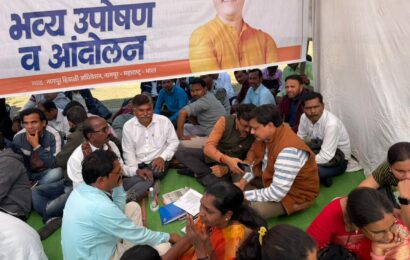 पत्रकारांच्या विविध प्रश्नांवर लक्ष वेधण्यासाठी आणि प्रलंबित मागण्यांसाठी नागपूरच्या हिवाळी अधिवेशन परिसरात व्हाईस ऑफ मीडियाच्यावतीने उपोषण सुरु पत्रकारांच्या विविध प्रश्नांवर लक्ष वेधण्यासाठी आणि प्रलंबित मागण्यांसाठी नागपूरच्या हिवाळी अधिवेशन परिसरात व्हाईस ऑफ मीडियाच्यावतीने उपोषण सुरु