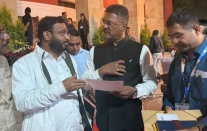 संगमनेर आगारात शिवनेरी थांबणार; प्रवाशांची गैरसोय दूर – आमदार खताळ संगमनेर आगारात शिवनेरी थांबणार; प्रवाशांची गैरसोय दूर – आमदार खताळ