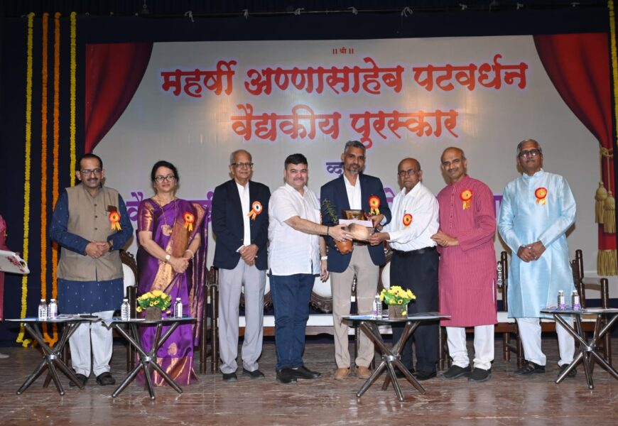 डॉ. संजय खेडेकर यांना वैद्य खडीवाले पुरस्कार !