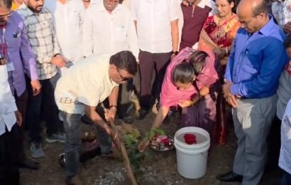 कासारा दुमालात विविध विकास प्रकल्पांना अभिनेते भाऊ कदम आणि नीलम खताळ यांची भेट