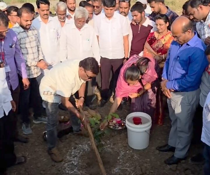 कासारा दुमालात विविध विकास प्रकल्पांना अभिनेते भाऊ कदम आणि नीलम खताळ यांची भेट