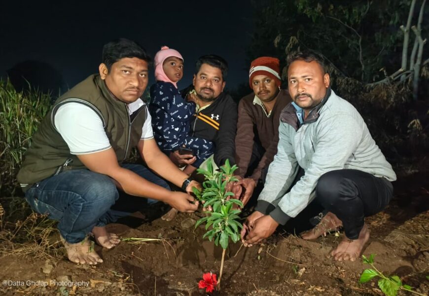 कै. संजय घोलप यांच्या स्मृतिप्रित्यर्थ परिवाराने शेतात रक्षा विसर्जित करत केले वृक्षारोपण