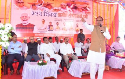 ग्रामसभेतून मंत्री शिवराज सिंह चौहान यांनी देशातील २ लाख ८६ हजार ग्रामपंचायतींमध्‍ये उपस्थित असलेल्‍या नागरीकांशी दुरदृष्‍य प्रणालीने साधला संवाद