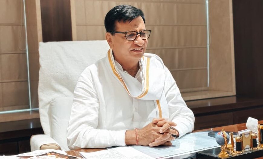 पालकमंत्र्यांनी रेल्वेमंत्र्यांना नेमका कोणता मार्ग सुचविला ते स्पष्ट करावे – मा. मंत्री थोरात