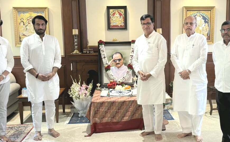 काँग्रेस नेते बाळासाहेब थोरात यांच्याकडून बारामती येथे पवार कुटुंबीयांचे सांत्वन