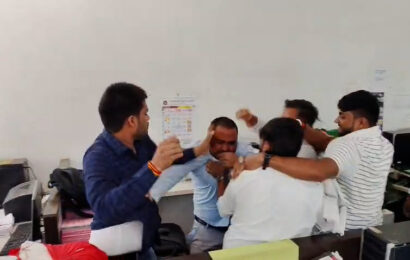 म्हणून संतापलेल्या तरुणांनी पंचायत समितीतील त्या अधिकाऱ्याला चोपलं !