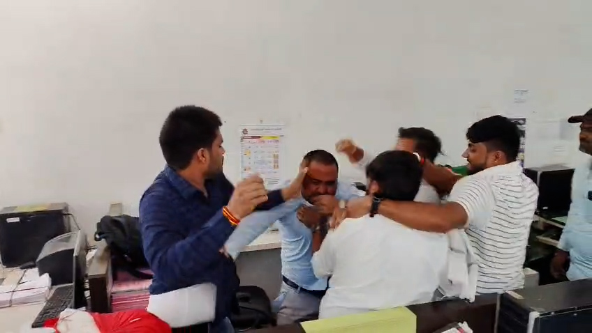 म्हणून संतापलेल्या तरुणांनी पंचायत समितीतील त्या अधिकाऱ्याला चोपलं !