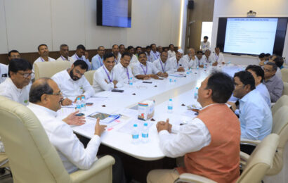 नाशिक-पुणे प्रस्तावित रेल्वेमार्ग संगमनेर, अकोले तालुक्यातील मूळ मार्गाने नेण्याच्या दृष्टीने रेल्वे विभागाने अन्य पर्यायी मार्गाचा सकारात्मकतेने विचार करण्याच्या जलसंपदा राधाकृष्ण विखे पाटील यांची सूचना