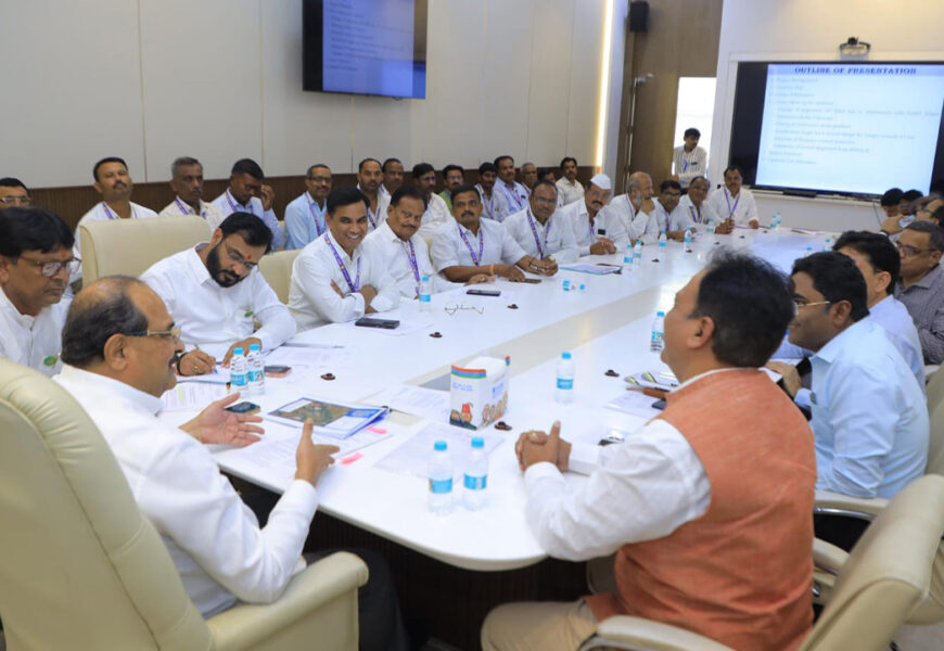 नाशिक-पुणे प्रस्तावित रेल्वेमार्ग संगमनेर, अकोले तालुक्यातील मूळ मार्गाने नेण्याच्या दृष्टीने रेल्वे विभागाने अन्य पर्यायी मार्गाचा सकारात्मकतेने विचार करण्याच्या जलसंपदा राधाकृष्ण विखे पाटील यांची सूचना