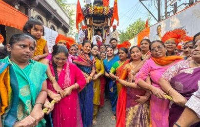 संगमनेरमध्ये स्त्री शक्तीचा जयघोष ! नगराध्यक्षा डॉ. मैथिली तांबे यांच्यासह शेकडो महिलांनी ओढला हनुमानाचा रथ