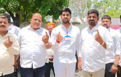 मतदानाच्या दिवशी अक्षय कर्डिले यांचा गावोगावी भेट; मतदान प्रक्रियेची पाहणी, मतदारांशी संवाद