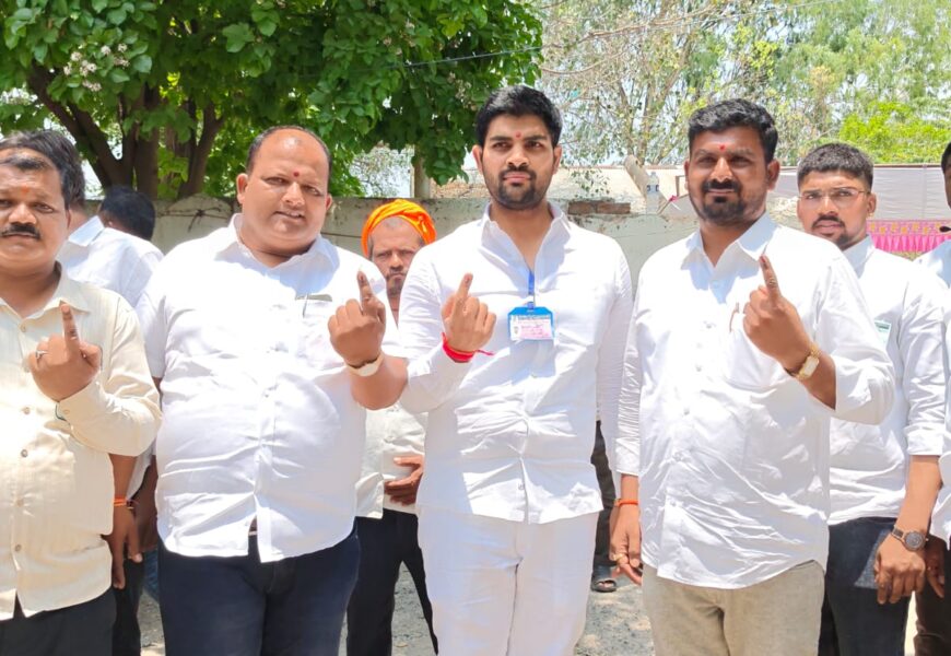 मतदानाच्या दिवशी अक्षय कर्डिले यांचा गावोगावी भेट; मतदान प्रक्रियेची पाहणी, मतदारांशी संवाद